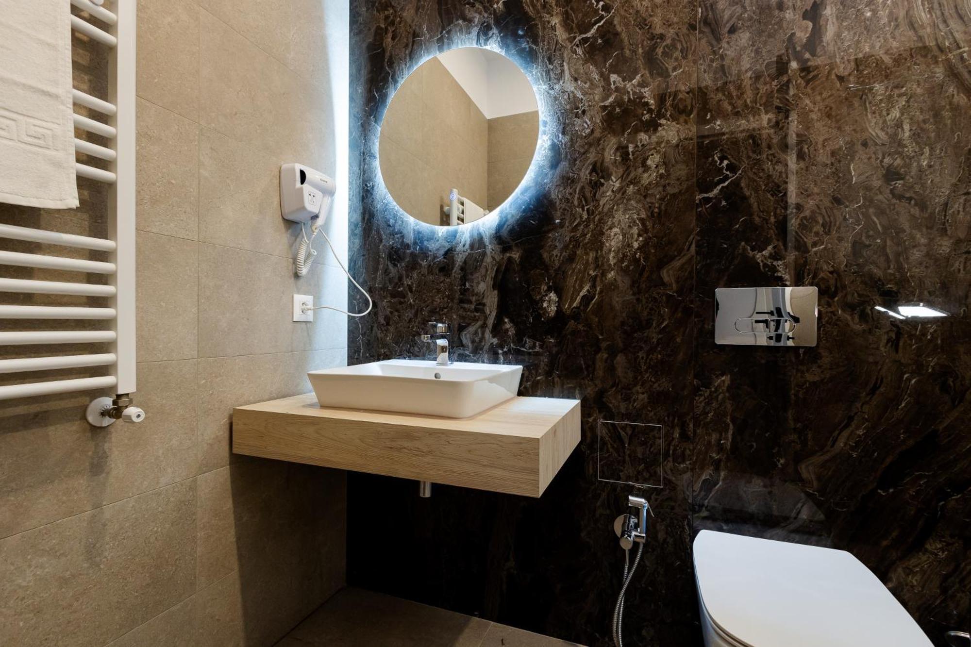 Central Suites *